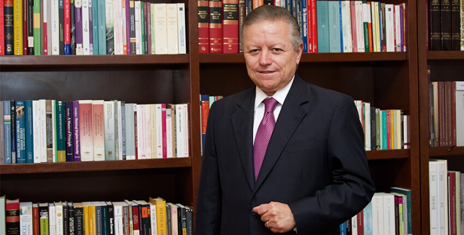 Arturo Zald&iacute;var 