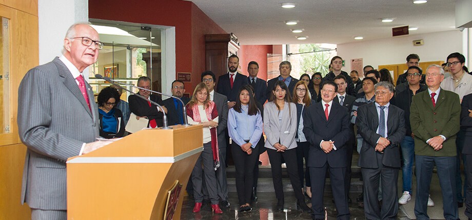 Elisur Arteaga dona su biblioteca a la Escuela Libre de Derecho