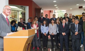 Elisur Arteaga dona su biblioteca a la Escuela Libre de Derecho