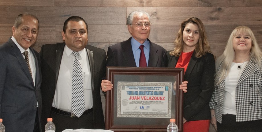 Juan Vel&aacute;squez: homenaje por 46 a&ntilde;os de trayectoria