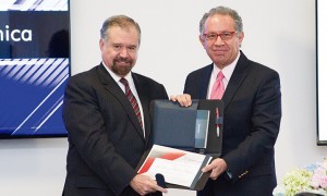 Reconocen la labor de Manuel Hallivis