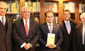 Presentan libro sobre los organismos constitucionales aut&oacute;nomos