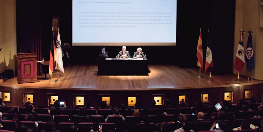 Conferencia magistral de Claus Roxin en la Ciudad de M&eacute;xico