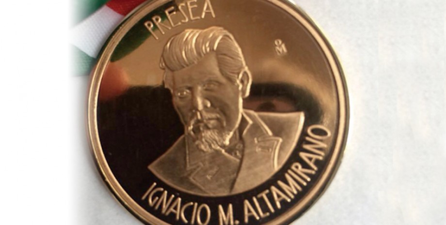 Elisur Arteaga Nava recibe la presea Ignacio Manuel Altamirano